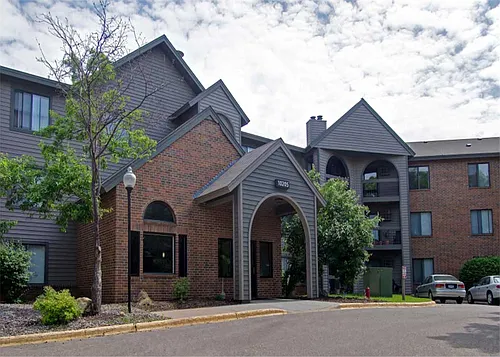The Woodlands of Minnetonka Apartments Photo 1