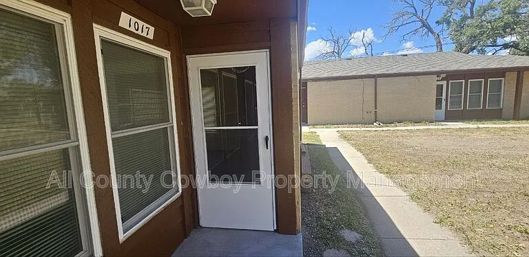 1017 E 8th St — Photo 10