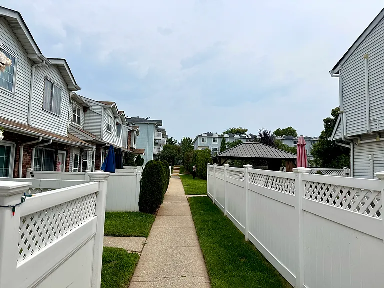 49 Country Dr W — Photo 38
