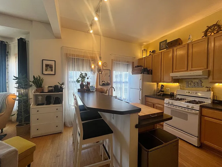 624 E Ogden Ave — Photo 10