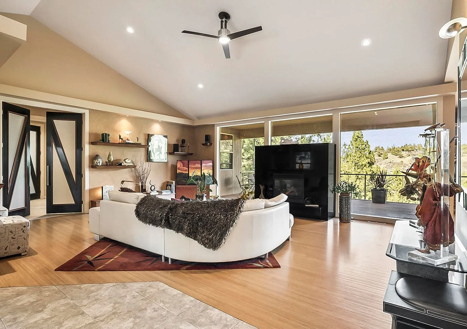 1/2 off first months rent / Large home in gated Awbrey Glen neighborhood — Photo 4