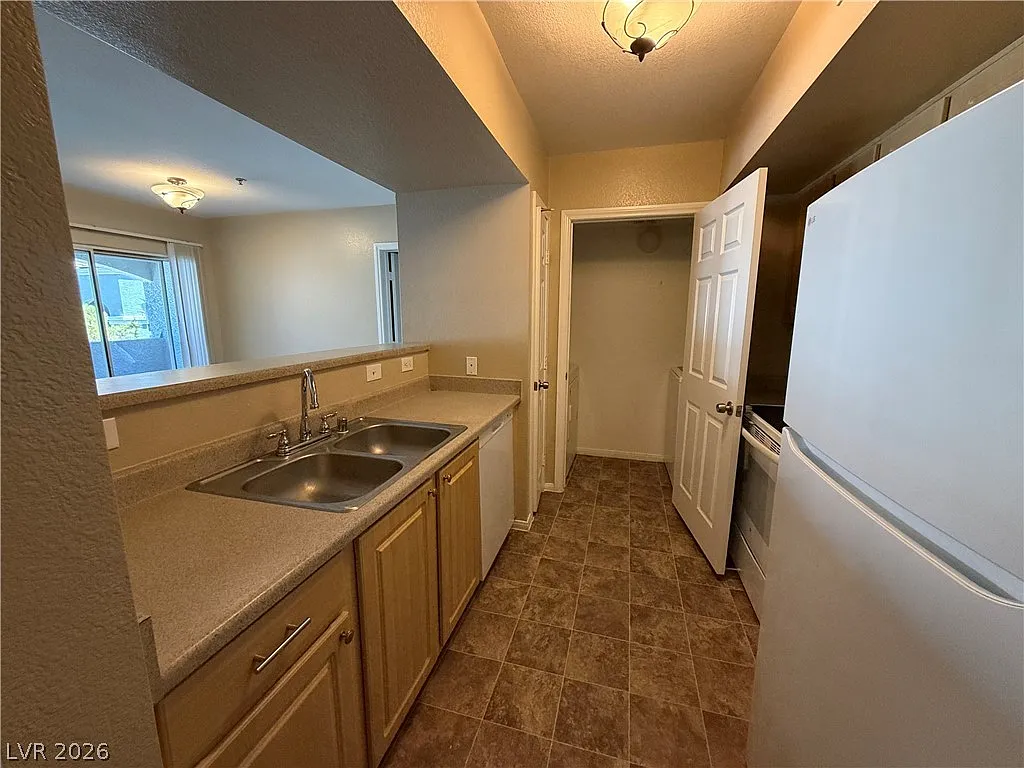 2 bed, 2.0 bath, 1028 sqft, $1,398 — Photo 4