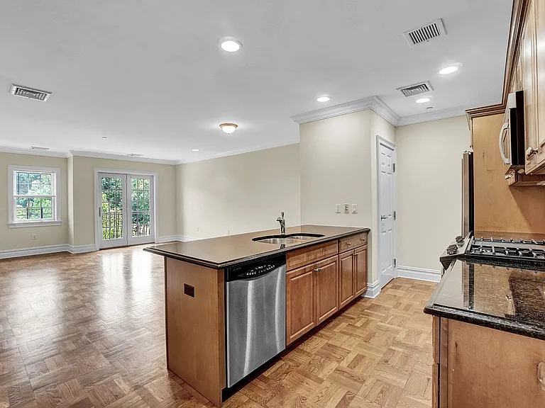 Scarsdale Commons — Photo 17