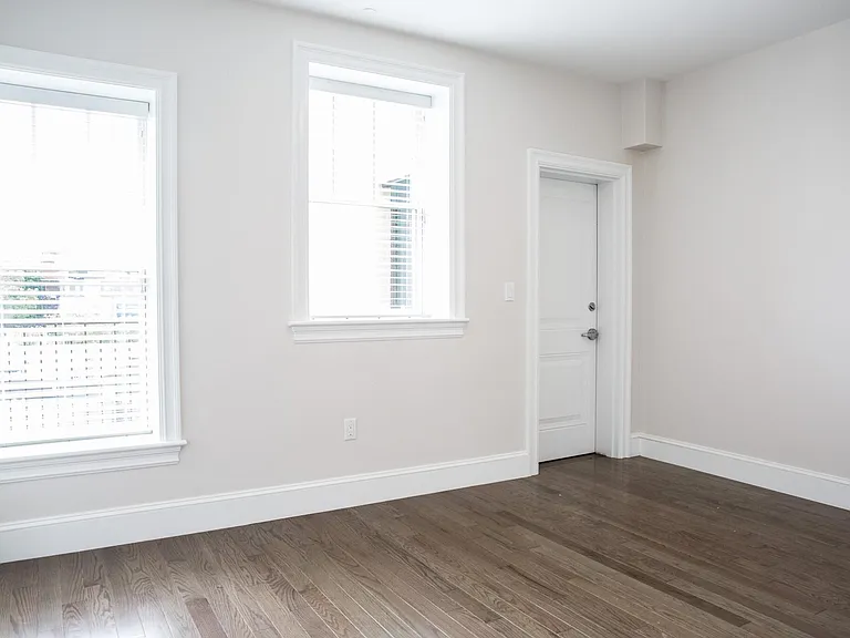 8 Harvard — Photo 16