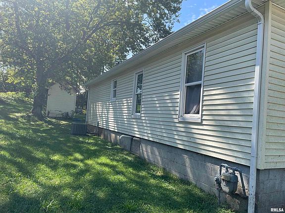 3rd image of 1702 E Poplar St