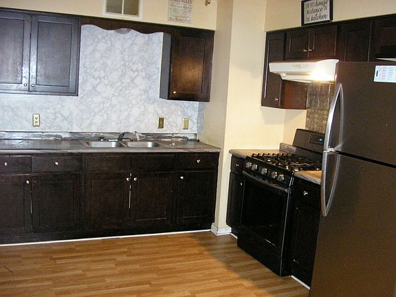 5th image of 804 W Town Ct