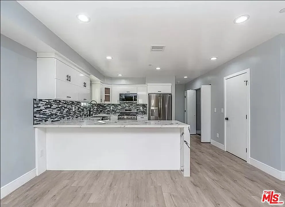 5 bed, 5.0 bath, 2533 sqft, $6,000 — Photo 2
