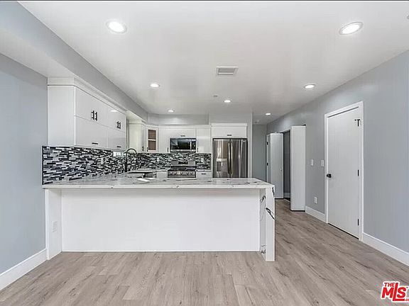 2nd image of 1947 N Vista Del Mar Ave