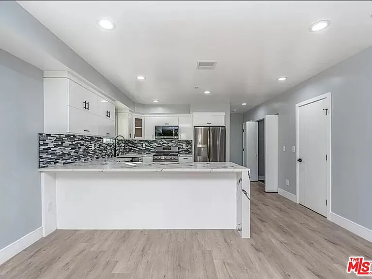 1947 N Vista Del Mar Ave — Photo 2