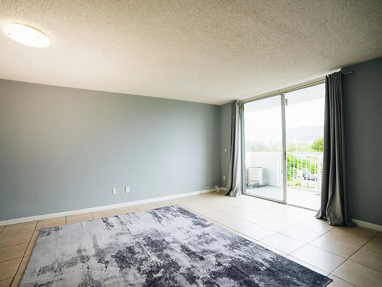 2000 NE 135th St #410 — Photo 3