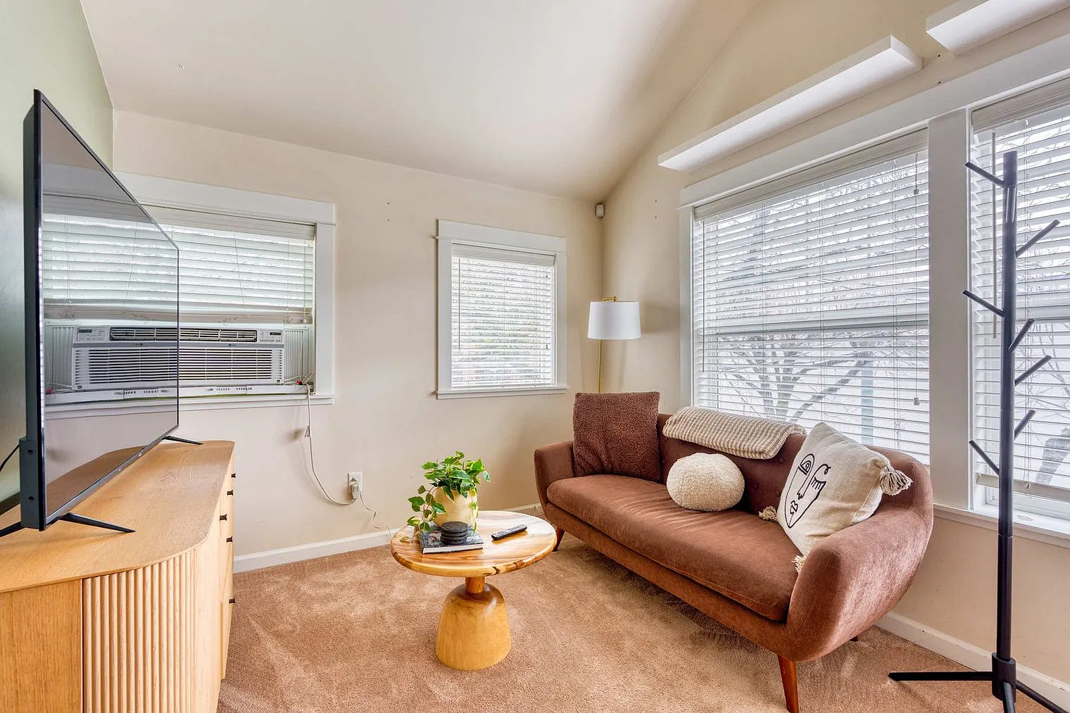 1 bed, 1.0 bath, 548 sqft, $2,953 — Photo 2