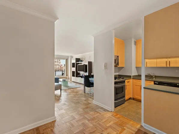300 East 40th Street 18W image 1 of 14