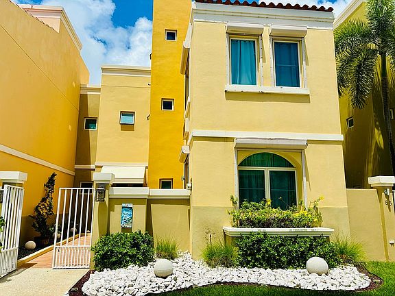 3 levels townhouse 