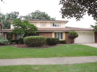 410 Woodgate Ct, Willowbrook, IL