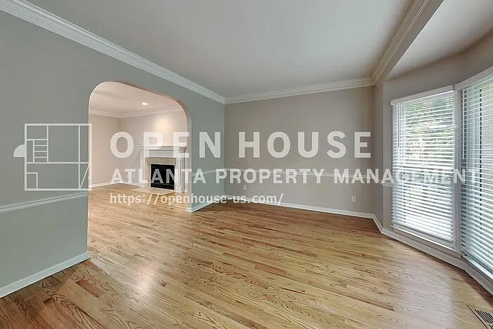 811 Springdale Xing — Photo 5