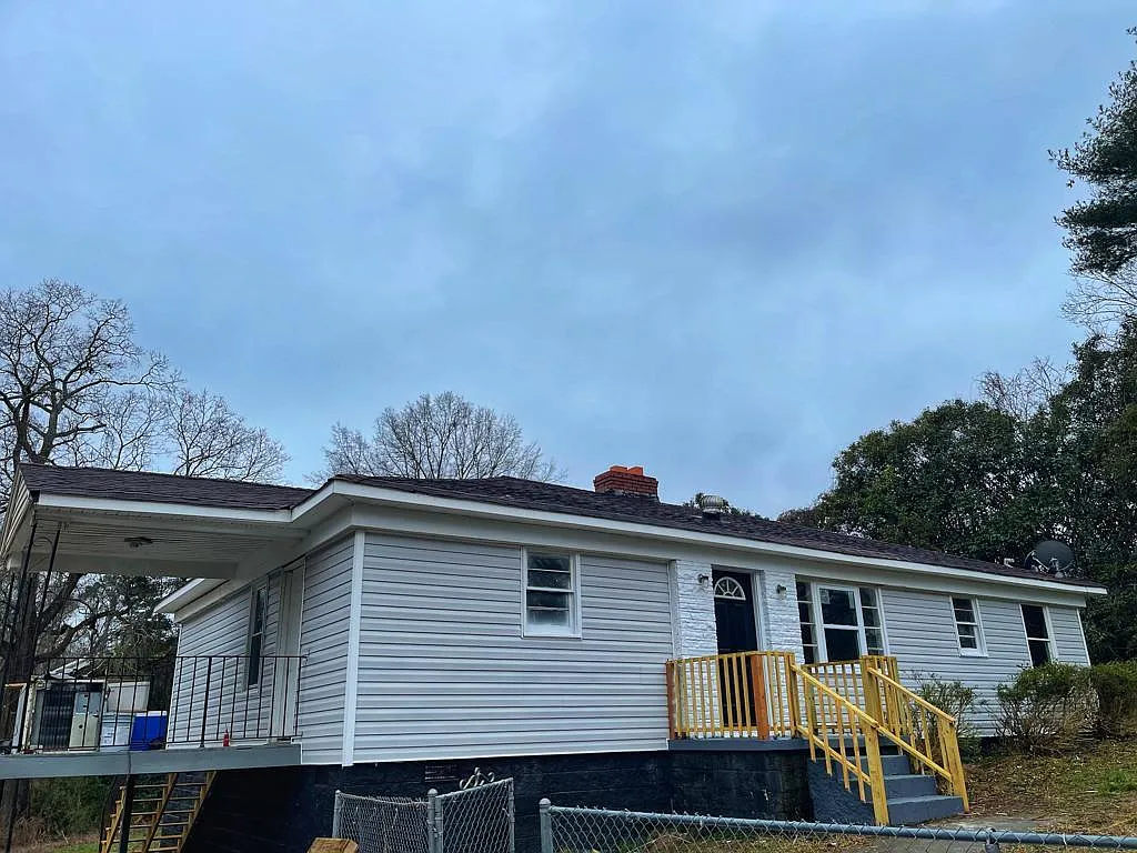 Building Photo - 2049 Simmons St