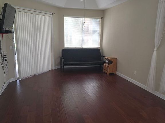 3rd image of 944 Classic View Dr
