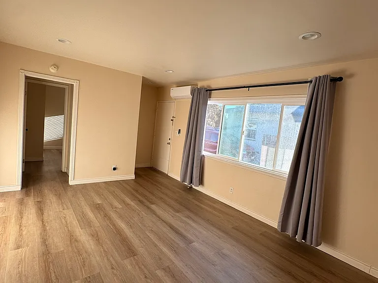 515 W Maple Ave — Photo 2