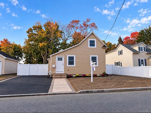 43 Old Commack Road, Kings Park, NY 11754
