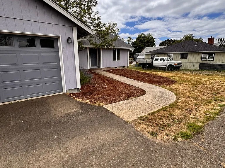 811 NE Newton Creek Dr — Photo 2