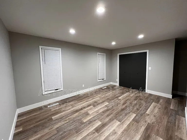 738 E Powell St — Photo 13