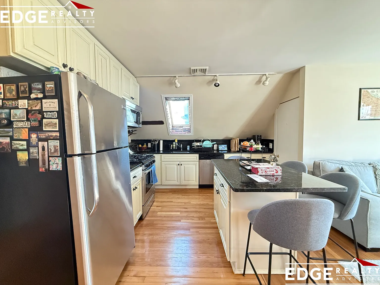 2 bed, 1000 sqft, $3,400 — Photo 2