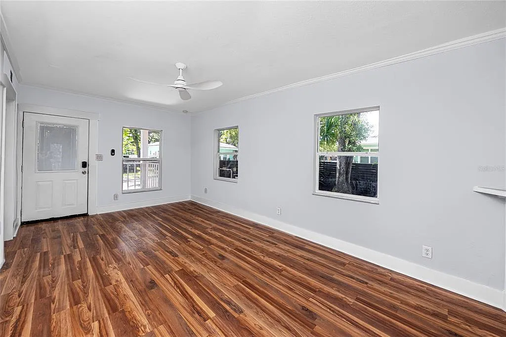 3 bed, 1.0 bath, 868 sqft, $2,250 — Photo 2