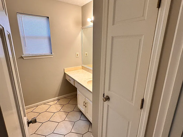 747 Greenhedge Dr — Photo 8