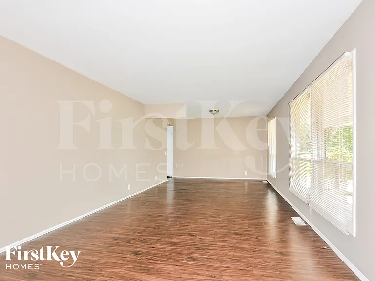 2415 Greenbriar Dr — Photo 7