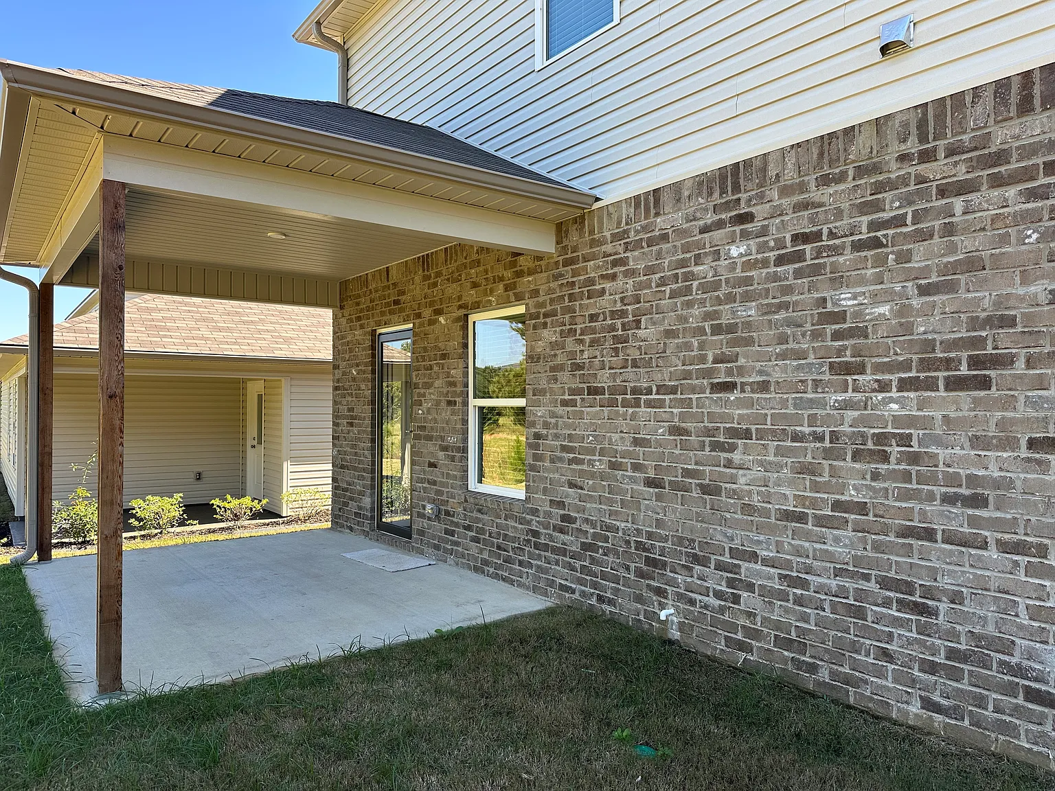 4 bed, 2347 sqft, $2,200 — Photo 4