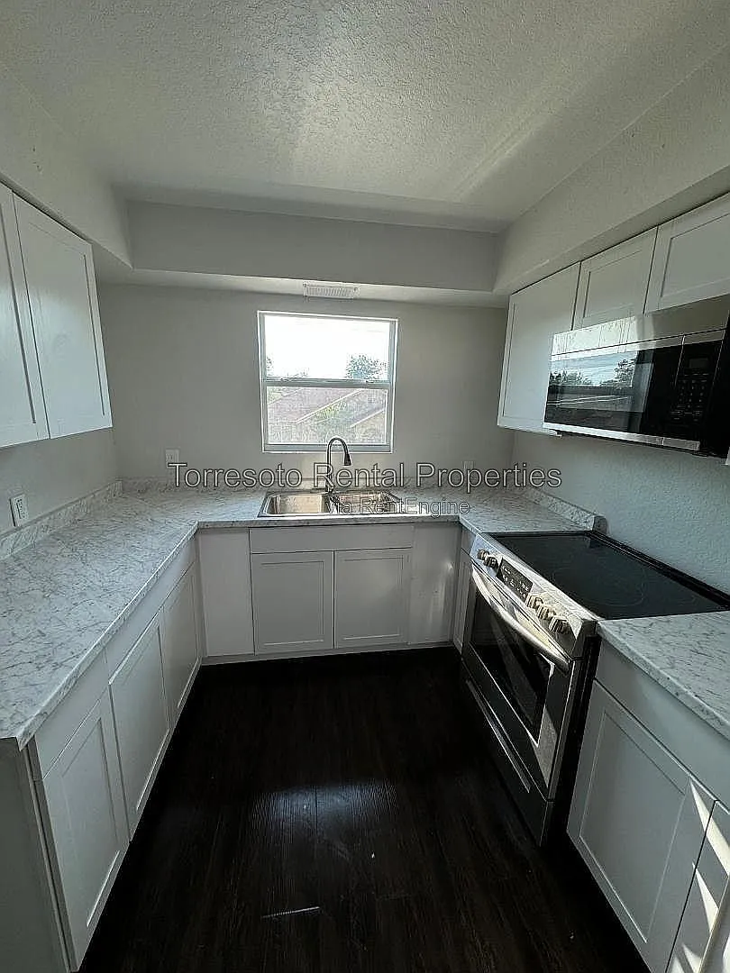 3 bed, 1.0 bath, $1,250 — Photo 1