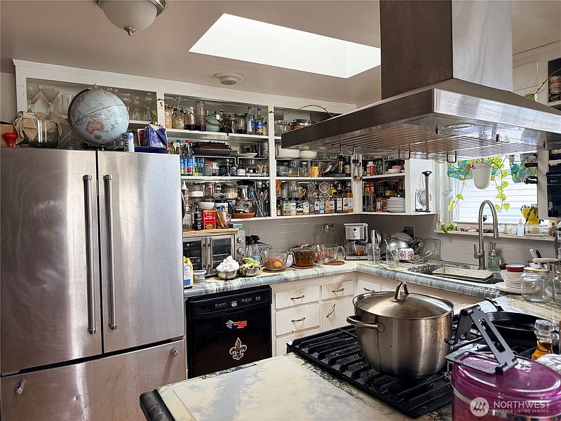 3rd image of 8629 16th Avenue SW