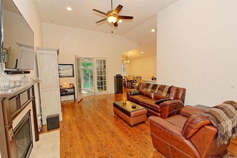 3rd image of 36 MILLTOWNE Drive