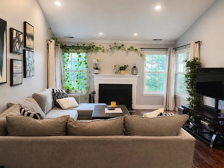 340 Danbury Ct — Photo 3