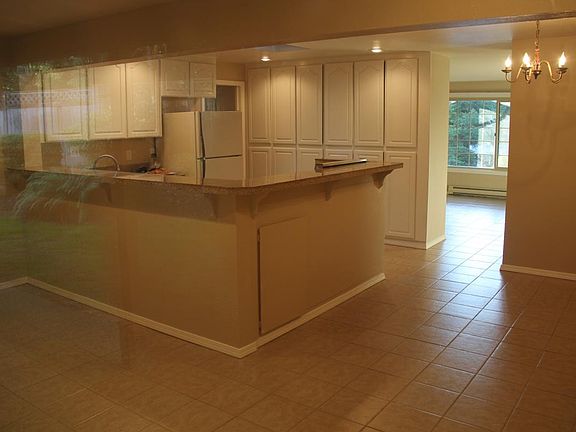 Great Kitchen with surround breakfast bar
