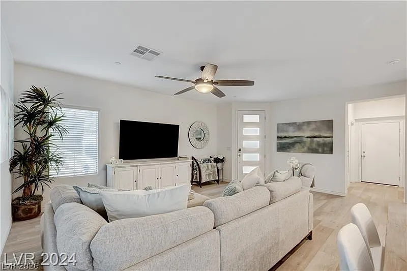 3 bed, 2.5 bath, 1640 sqft, $3,050 — Photo 3