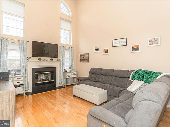 2nd image of 302 Saratoga Way
