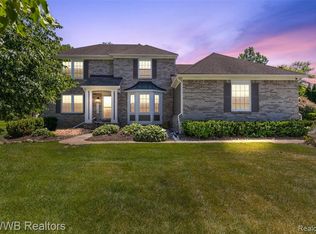 608 River Oaks Dr, Milford, MI