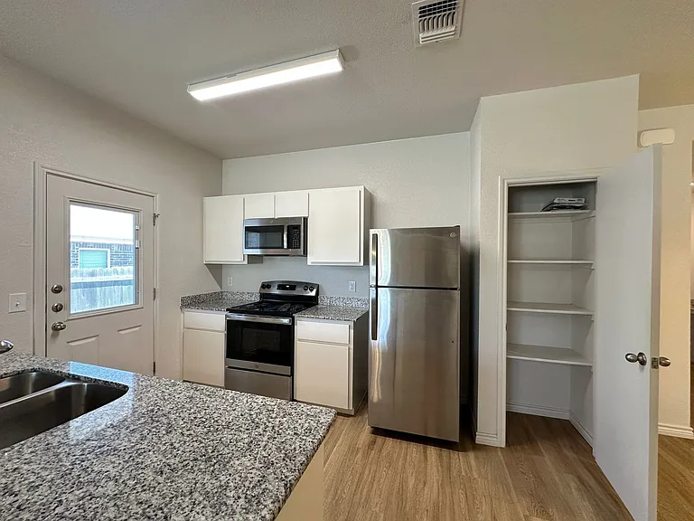 1813 Clovis Dr — Photo 9