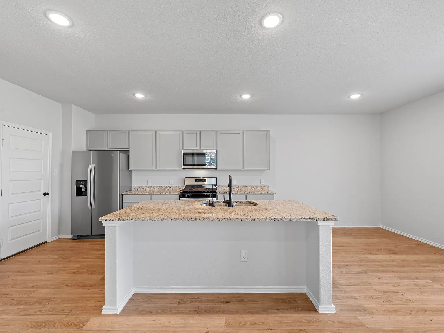 4 bed, 2.5 bath, 2174 sqft, $1,895 — Photo 3