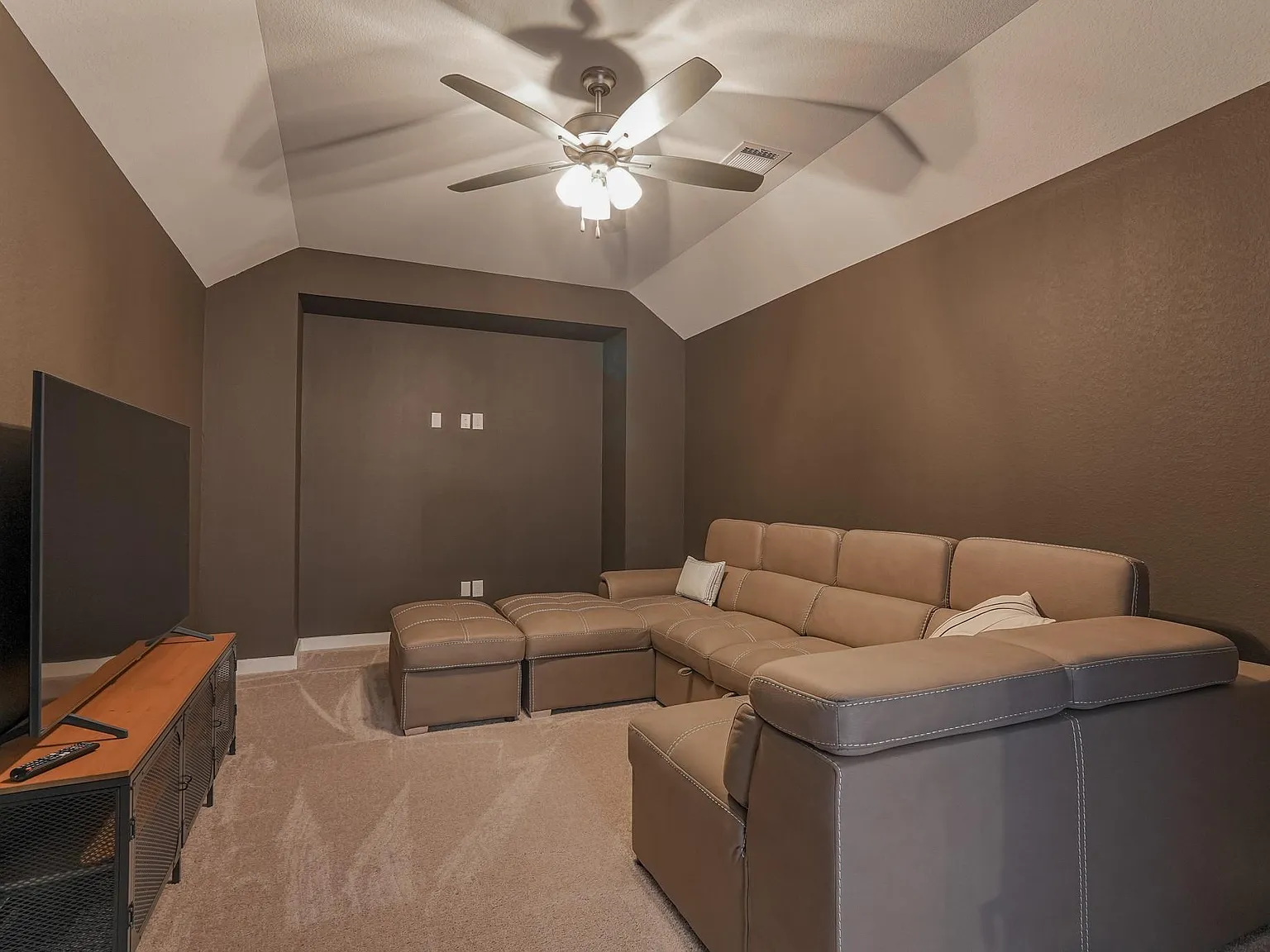 4 bed, 3.0 bath, 2742 sqft, $3,750 — Photo 3