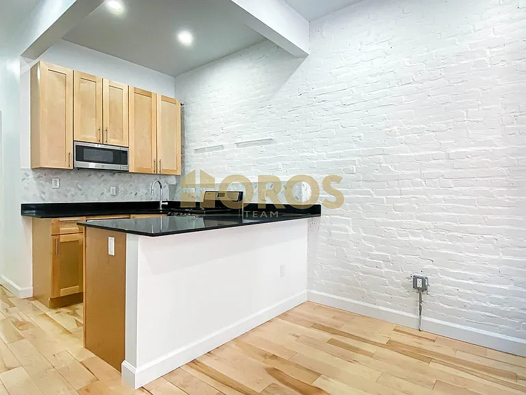 215 E 10th St #8 — Photo 5