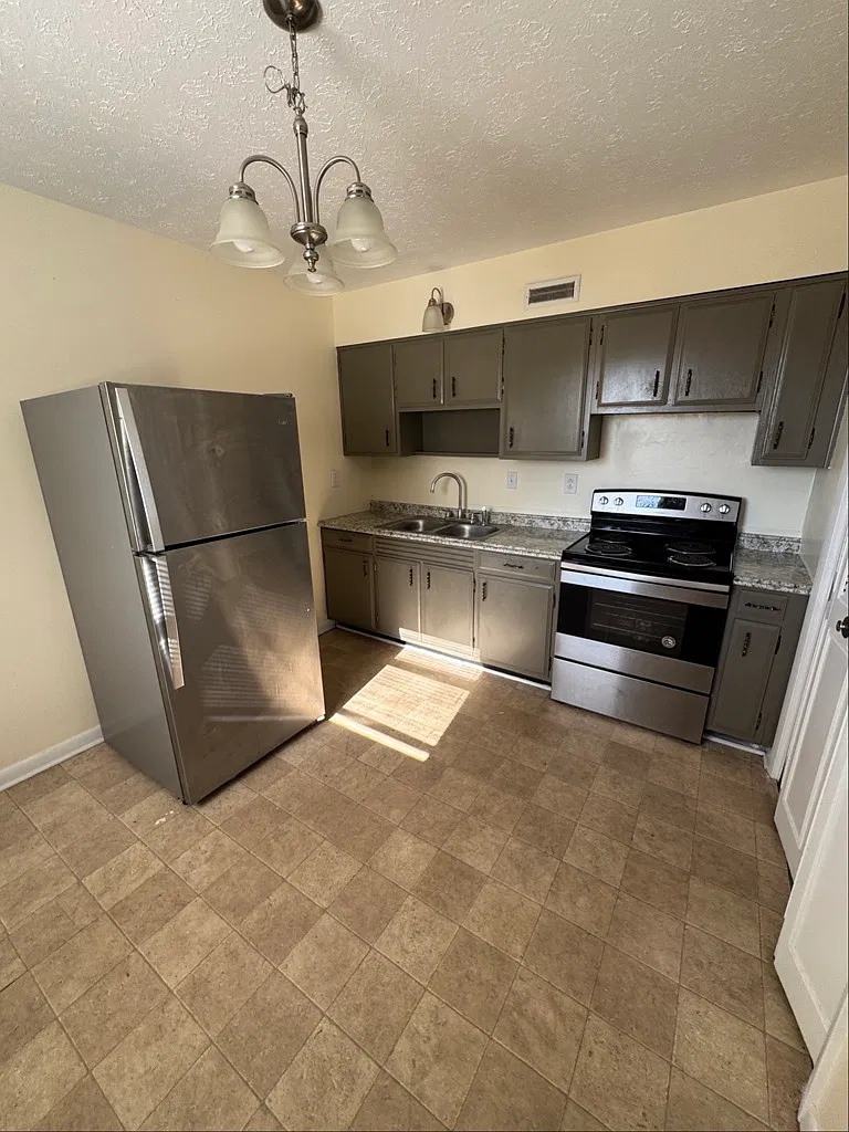 Cozy 2-Bed Apartment in Radcliff with Great Comfort — Photo 4