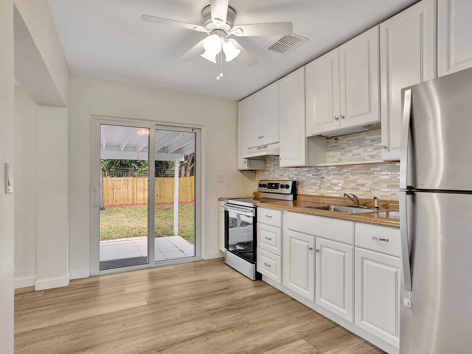 2 bed, 1001 sqft, $2,450 — Photo 3