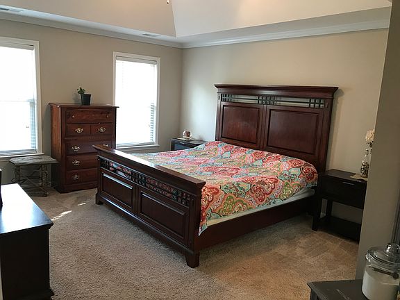Master bed w/walk-in closet