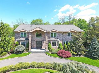 80 Stirrup Ln, Syosset, NY 11791
