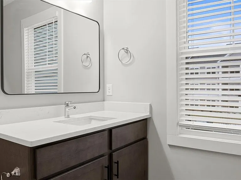 1155 Marina Pkwy — Photo 13