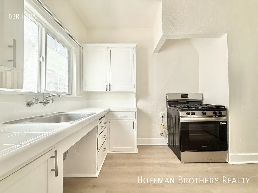 Building Photo - 207 S Berendo St #107
