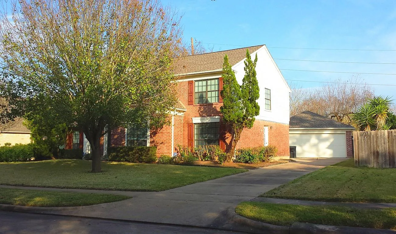 4 bed, 2.5 bath, 2586 sqft, $2,390 — Photo 1