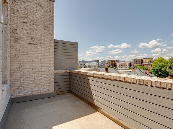 Large balcony faces 4th Ave N